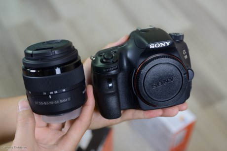  Sony Alpha A58 - Giá 9 triệu Cảm biến ảnh: CMOS Exmor APS HD 20.1 MP, hỗ trợ chống rung Hệ thống lấy nét: Pha (phase detection) 15 điểm (3 điểm cross-type) ISO: 100 - 16.000 (lên đến 25.600 trong chế độ giảm nhiễu đa khung hình) Quay video: Full HD 1920 x 1080 pixel 50i (quét xen kẽ) hoặc 25p Màn hình: 2.7" độ phân giải 460.000 điểm ảnh Kính ngắm OLED độ phủ 100% khung hình Chụp liên tiếp: 8 khung hình / giây Ống kính Kit 18-55 SAM II 