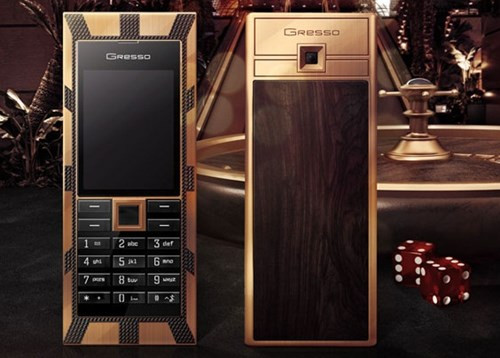 Chiếc Gresso Luxor Las Vegas Jackpot được làm bằng vàng khối, tấm ốp lưng chọn loại gỗ cứng 200 năm tuổi, và toàn bộ phím bấm được khắc từ tinh thể sapphire vô cùng sang trọng.