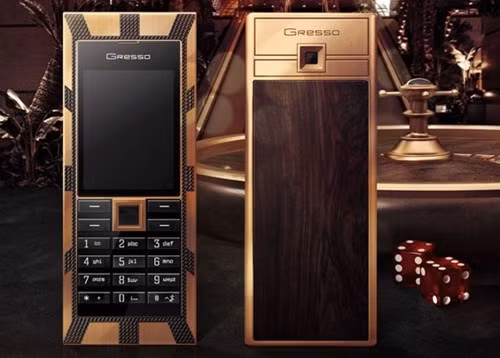 Chiếc Gresso Luxor Las Vegas Jackpot được làm bằng vàng khối, tấm ốp lưng chọn loại gỗ cứng 200 năm tuổi, và toàn bộ phím bấm được khắc từ tinh thể sapphire vô cùng sang trọng.