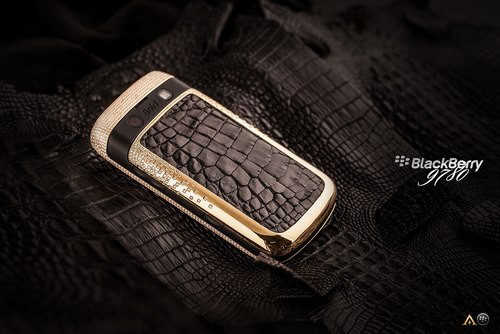 Phần viền của điện thoại được đính kim cương tự nhiên, tổng số 13.8 carats, nắp lưng chế tác thủ công bằng vàng khối 18K.