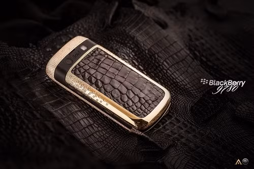 Phần viền của điện thoại được đính kim cương tự nhiên, tổng số 13.8 carats, nắp lưng chế tác thủ công bằng vàng khối 18K.