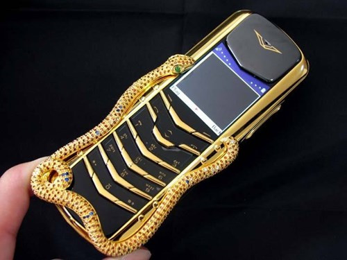 Vertu Signature Cobra là chiếc điện thoại đắt nhất trong bộ sưu tập Signature Cobra với 439 viên hồng ngọc và hai biểu tượng rắn hổ mang,bao quanh thân máy là rất nhiều kim cương, 2 viên ngọc lục bảo và 49 viên đá ruby. Trước đây, máy có giá khoảng 6,5 tỷ đồng.