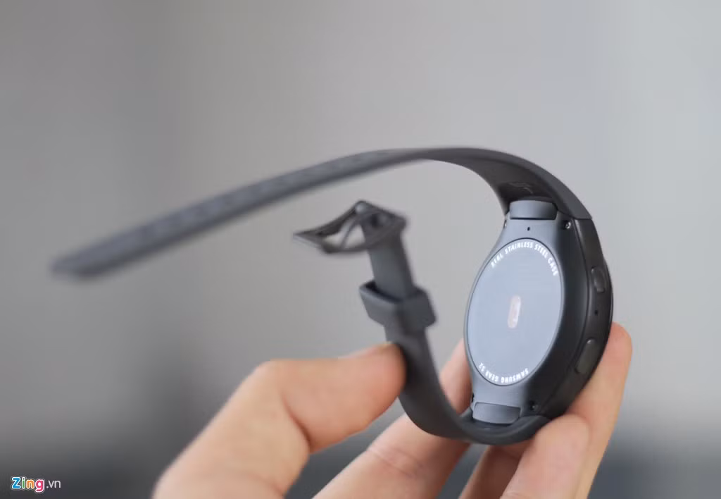 Đây đeo của bản Sport được làm bằng cao su mềm, nó ôm tay và cho cảm giác khá thoải mái, không bị cấn. Người dùng cũng có thể thay đổi những màu dây khác nhau do Samsung sản xuất.