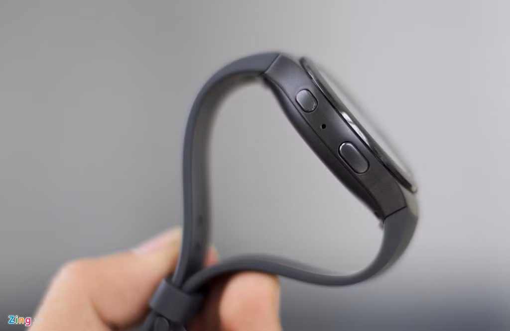 Khung viền của Gear S2 được làm bằng thép không rỉ, 2 phím cứng được dùng như nútBack và Home. Về tổng thể, smartwatch mới củaSamsung trông khá gọn gàng, đẹp và cứng cáp.