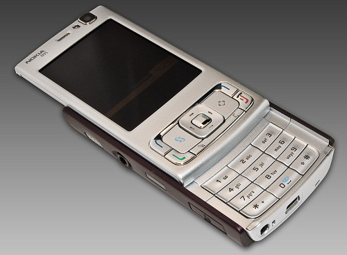  4. Nokia N95 (2006). Nokia N95 là điện thoại thông minh do Nokia sản xuất, chạy trên hệ điều hành Symbian v9.2 (platform S60 3rd Edition với Feature Pack 1). Điện thoại sử dụng dạng trượt hai hướng để truy cập đến phím chơi nhạc hoặc bàn phím. N95 cho trải nghiệm chụp ảnh hết sức ấn tượng.