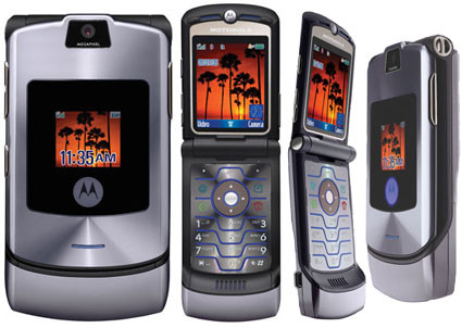  7. Motorola RAZR (2004). Một trong những điện thoại được ghi nhớ trong dòng Motorola là chiếc RAZR V3 nắp gập, bàn phím kim loại và đèn nền ấn tượng.