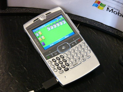  3. Motorola Q (2005). Motorola Q được quảng cáo là thiết bị có bàn phím QWERTY mỏng nhất thế giới khi ra mắt. Máy chạy trên Windows Mobile 5, một máy ảnh 1,3MP, hỗ trợ 3G, Bluetooth, một khe cắm thẻ nhớ và máy nghe nhạc, đây là một trong những điện thoại mà Microsoft khá tự tin khi tung ra thị trường.