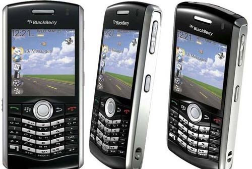  2. BlackBerry Pearl 8100 (2006). Bên cạnh Sony, Nokia, BlackBerry cũng là tên nổi lên với nhiều sản phẩm được yêu thích. Khách hàng bắt đầu khắt khe hơn khi chọn smartphone và thích các dòng máy có nội dung đa phương tiện nhiều hơn. Pearl 8100 với camera, phần mềm nghe nhạc vì thế rất thịnh thành.