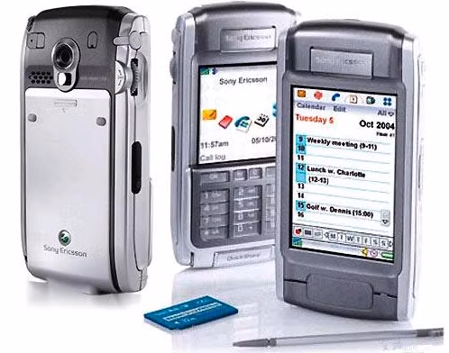 8. Sony Ericsson P910 (2004). Từng “vang bóng một thời”, chiếc Ericsson P910gây ấn tượng với người dùng với thiết kế màn hình lớn và là model rất thành công khi hướng tới người dùng doanh nhân.