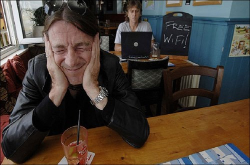 Khoảng cách an toàn là bàn làm việc, nơi ngồi thu sóng Wi-fi cách thiết bị này khoảng 1m.