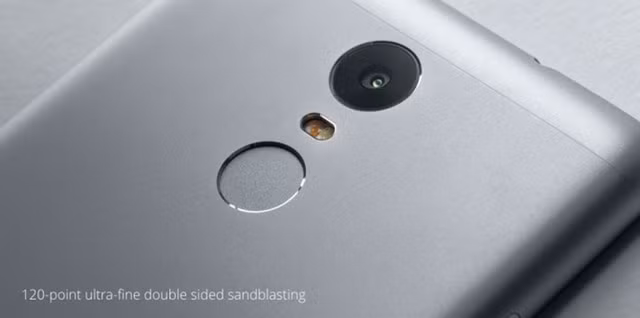 Máy được phát hành với hai phiên bản tùy chọn là RAM 2GB, bộ nhớ trong 16GB và RAM 3GB, bộ nhớ trong 32GB.