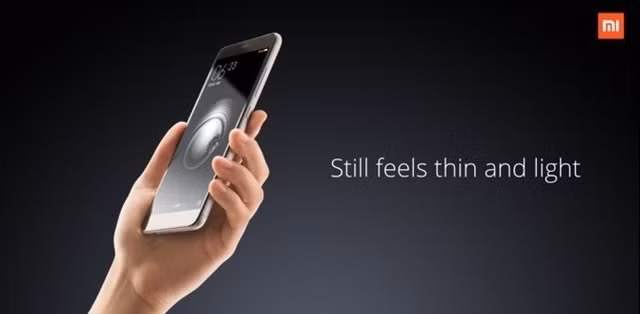 Về cấu hình, Xiaomi trang bị cho Redmi Note 3 cấu hình tầm trung với bộ vi xử lý Helio X10 của MediaTek, màn hình 5,5 inch có độ phân giải Full HD, camera sau 13MP tích hợp chế độ tự động lấy nét nhanh.