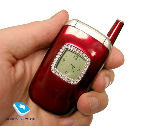 Những năm 2000, khái niệm điện thoại thời trang bắt đầu xuất hiện. Tiêu chuẩn của những sản phẩm thiết kế cho “một nửa thế giới” lúc này là phải sở hữu các đường cong điệu đà và nắp gập. Điều này đối lập với các dòng điện thoại mạnh mẽ, khoẻ khoắn cho nam giới. Samsung T500 được xem là một trong những model tạo ấn tượng nhất buổi đầu.