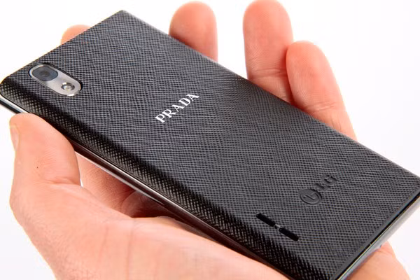 LG ra mắt smartphone Prad 3.0 với nắp lưng chất liệu da sang trọng, sử dụng hoạ tiết saffiano đặc trưng từ Prada. Sản phẩm này ra mắt năm 2012, chạy hệ điều hành Android, có màn hình 4,3 inch, camera 8 megapixel. Thời điểm ra mắt, máy có giá 14,2 triệu đồng.
