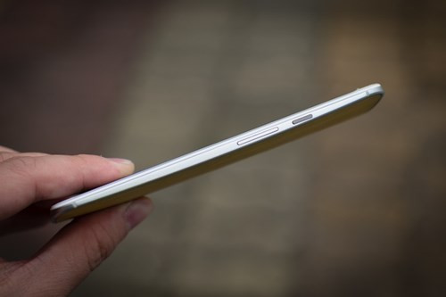 Moto X mang thiết kế nguyên khối và phần nắp gỗ này dính chặt vào khung kim loại. Viền bao quanh mỏng kết hợp với mặt lưng cong nên cảm giác cầm Moto X rất thoải mái. Bên cạnh phải có phím nguồn và phím âm lượng, dễ bấm.