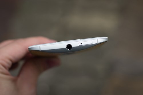 Điểm đáng tiếc ở Moto X là không có thẻ nhớ mở rộng trong khi dung lượng bộ nhớ trong 16 GB.