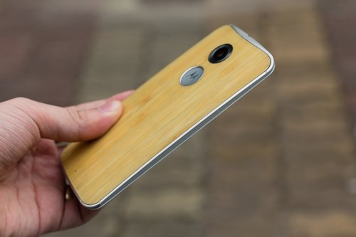 Phiên bản Moto X vỏ gỗ trông cá tính với nắp lưng sau được làm từ tre. Chất liệu tự nhiên nên các đường vân ở mỗi sản phẩm không trùng nhau. Người dùng được khuyến cáo nên sử dụng khăn mềm để làm sạch nếu bị bẩn.