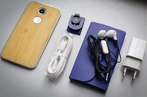 Máy có giá chính hãng 6 triệu đồng, tuy nhiên, trong đợt 1.000 máy đầu tiên mà FPT Shop bán ra, sản phẩm chỉ có giá 5 triệu đồng. Phụ kiện đi kèm được đánh giá là cao cấp nếu so với mặt bằng các smartphone tầm trung khác.