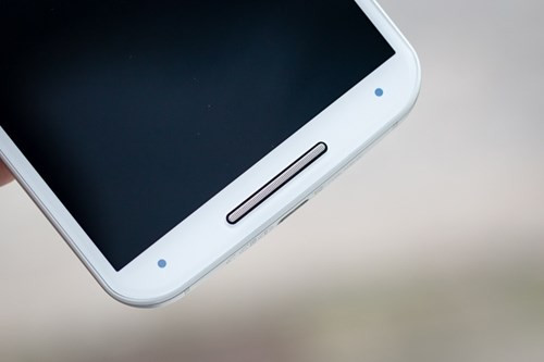 Mặt trước của Moto X trông tròn trịa, thiết kế đối xứng, cặp loa kép nằm ở trên và dưới màn hình cho hiệu ứng âm thanh hay khi xem phim, chơi game. Phiên bản mặt lưng gỗ có mặt trước màu trắng nên để lộ ra nhiều cảm biến, trông không đẹp.