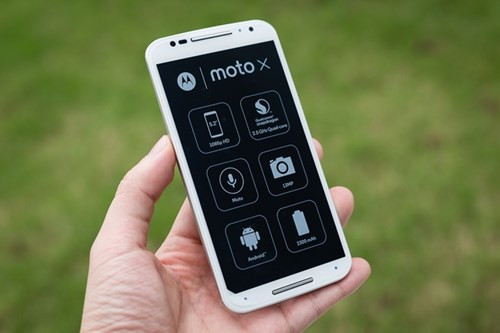 Sản phẩm được trang bị cấu hình mạnh nếu so với mức giá chính hãng chỉ 5 đến 6 triệu đồng. Chip 4 nhân Snapdragon 801 tốc độ 2,5 GHz kết hợp RAM 2 GB và bộ nhớ trong 16 GB đạt hơn 46.000 điểm Antutu Benchmark, tương đương model One M8 Eye, E8 của HTC hay Xperia Z2 của Sony đang có giá khoảng 8 đến 10 triệu đồng.