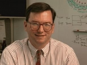  Eric Schmidt - Theo học thạc sĩ. Ở tuổi 25, Chủ tịch Google đang dành toàn, tâm toàn sức nghiên cứu khoa học máy tính. Eric đã dành 6 năm học tập tại trường UC Berkely để kiếm được tấm bằng cử nhân và trở thành nghiên cứu sinh ở tuổi 27. Ông chuyên nghiên cứu về mạng lưới máy tính và quản lý phát triển phẩn mềm. Mùa hè năm đó, ông dành thời gian làm việc tại phòng nghiên cứu của Xerox PARC và lập nên xưởng máy tính đầu tiên. Ảnh: Businessinsider.