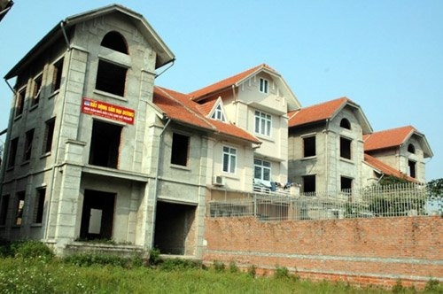  Khu đô thị Bảo Sơn (huyện Hoài Đức). Nằm trên trục đường đắc địa và khu du lịch công viên Thiên đường Bảo Sơn sôi động nhưng dự án Khu đô thị Bảo Sơn lại khá im lìm. Cả khu đô thị đang xây dựng dở dang như đô thị hoang, không một bóng người.