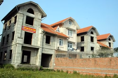  Khu đô thị Bảo Sơn (huyện Hoài Đức). Nằm trên trục đường đắc địa và khu du lịch công viên Thiên đường Bảo Sơn sôi động nhưng dự án Khu đô thị Bảo Sơn lại khá im lìm. Cả khu đô thị đang xây dựng dở dang như đô thị hoang, không một bóng người.