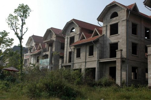 Trên những tuyến phố chính của khu đô thì là những vũng nước lầy lội, nắp hố ga mở miệng rộng ngoác nằm chình ình giữa đường.Rất nhiều biển văn phòng giao dịch bất động sản, nhưng không ai đến giao dịch cũng không bóng người, gió lùa bốn phía.