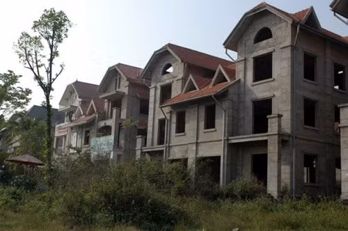 Trên những tuyến phố chính của khu đô thì là những vũng nước lầy lội, nắp hố ga mở miệng rộng ngoác nằm chình ình giữa đường.Rất nhiều biển văn phòng giao dịch bất động sản, nhưng không ai đến giao dịch cũng không bóng người, gió lùa bốn phía.