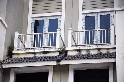 Được triển khai xây dựng từ năm 2007 nhưng đến nay đã 6 năm, dự án chỉ mọc lên một vài dãy nhà xây thô rồi bỏ hoang, cùng với đó là hàng trăm ha đất tại dự án này chưa xây dựng. Hiện tại khu A và B của dự án đã xây thô hàng loạt dãy biệt thự, liền kề song tất cả đều bỏ hoang, chưa có trường học, cây xanh, công viên như chủ đầu tư vẽ ra trước đó.