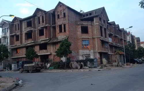 Xung quanh những biệt thự này, cỏ mọc um tùm, cảnh vật hoang tàn. Những ngôi biệt thự tiền tỷ này nghiễm nhiên trở thành điểm đến “lý tưởng” cho nhiều con nghiện trên địa bàn vào đây hút chích.