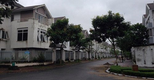  Khu đô thị Văn Phú (quận Hà Đông). Tọa lạc giữa quận Hà Đông, đầu tư hơn 1900 tỉ đồng xây dựng trên 94,1ha, khu đô thị mới Văn Phú được khởi công từ năm 2007 được kì vọng sẽ là một khu đô thị mới hiện đại, giúp giải quyết vấn đề nhà ở cho hàng ngàn người. Tuy nhiên nhiệt của khu đô thị ngày càng giảm xuống cùng với sự trầm lắng của thị trường bất động sản.