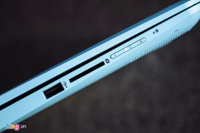 Ngoài các cổng kết nối cơ bản, HP còn trang bị cho model này phím tăng giảm âm lượng tương tự trên tablet.