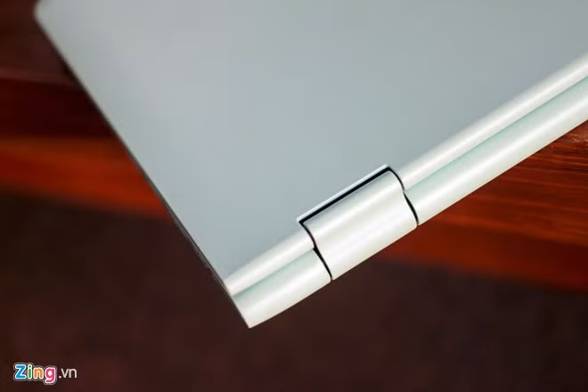 Bản lề của máy trông khá chắc chắn và có thể xoay, lật 360 độ. Đây là điểm đáng chú ý nhất của model này. Thường trong phân khúc giá thấp ít có sản phẩm thiết kế tương tự.