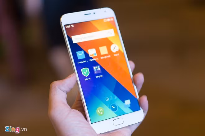 Máy có màn hình 5,5 inch, độ phân giải Full HD, công nghệ hiển thị AMOLED. Meizu trang bị cho MX5 chip 8 nhân mạnh nhất của Mediatek, RAM 3 GB, bộ nhớ trong 32 GB và pin 3.150 mAh.