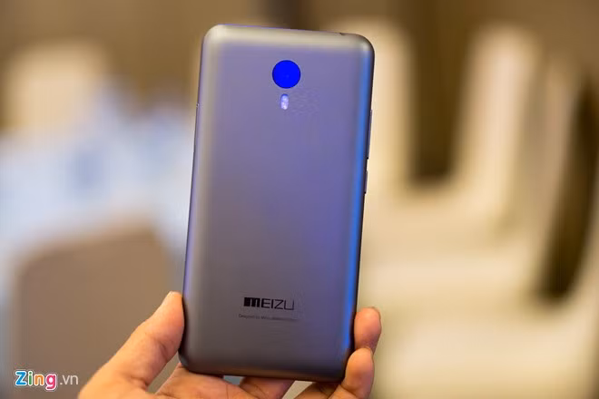 Máy có thân nhưa, nhưng phủ lớp sơn tạo cảm giác kim loại. Camera chính của M2 Note có độ phân giải 13 MP, máy ảnh chính 5 MP.