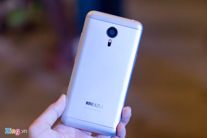 Mặt lưng có camera lên đến 20,7 MP, máy ảnh trước 5 MP.