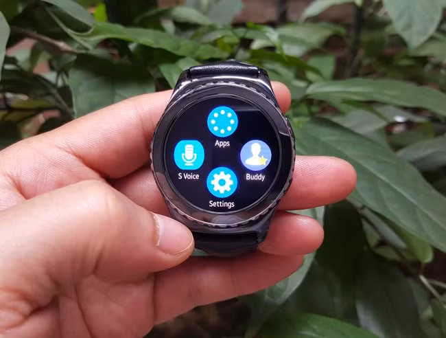 Thiết bị có màn hình 1.2 inch Super AMOLED với độ phân giải 360 x 360 px, mật độ điểm ảnh 302 ppi.