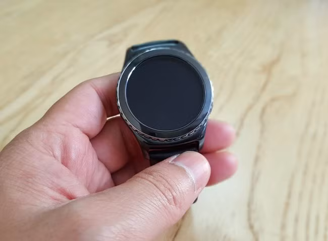 Mặt Gear S2 Classic dạng tròn hoài cổ.