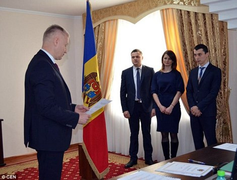 Đây không phải lần đầu ở Moldova xuất hiện một nữ thẩm phán xinh đẹp như vậy. Năm ngoái, cô gái tên Maria Cozma ở thủ đô Chisinau cũng làm điên đảo cộng đồng mạng bằng hàng loạt bức ảnh cô mặc bikini nóng bỏng đăng trên Twitter.