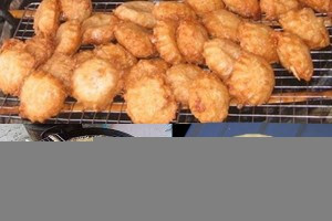  Bánh áp chao: Mùa đông ở Cao Bằng có một món ăn rất đặc biệt, món ăn làm xua tan đi nhanh chóng cái lạnh miền rừng núi. Hình thù món ăn thoạt nhìn thì giống như bánh rán, nhưng không phải là bánh rán, người Cao Bằng gọi đó là áp chao. Ăn bánh áp chao không hẳn chỉ là ăn một món ngon mà còn là thưởng thức và cảm nhận cái tình cảm yêu thương lẫn nhau. 