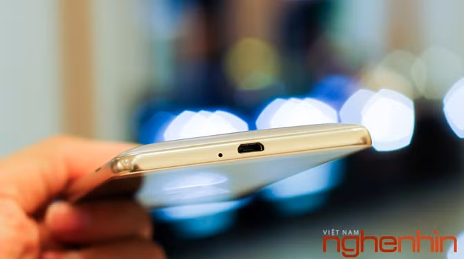 Cạnh dưới cổng microUSB.