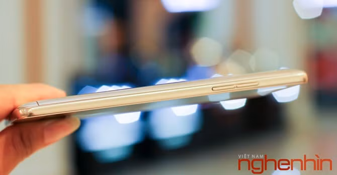 Hệ thống phím bấm cũng được bố trí hợp lý với cạnh phải là nút nguồn, đối xứng cạnh phải là cụm phím tăng giảm âm lượng.