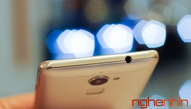 Cạnh trên là giắc cắm tai nghe 3,5mm.