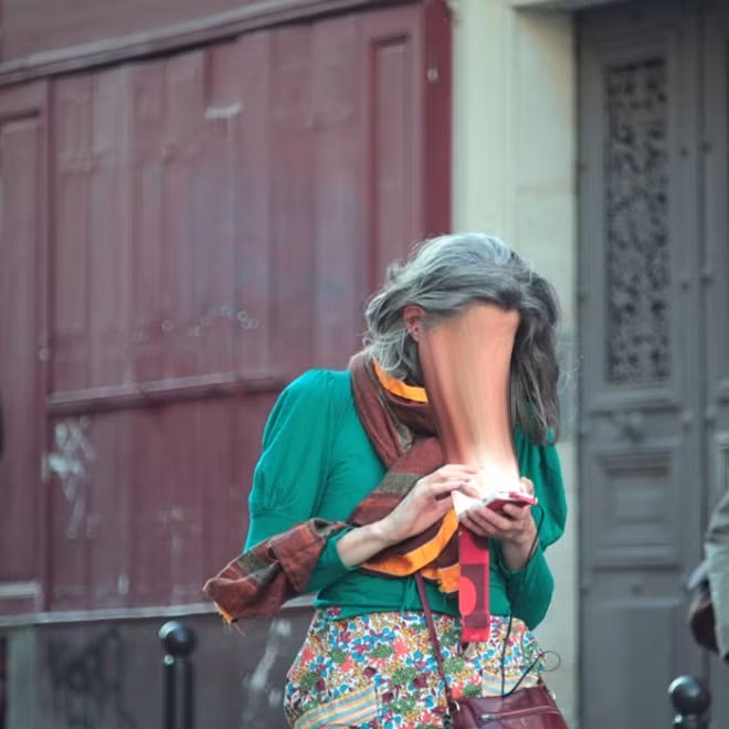 Bo anh rung ron ve nhung khuon mat bien dang vi smartphone-Hinh-2