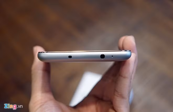 Máy được bo tròn và làm cong bốn cạnh, cạnh trên cùng có cổng hồng ngoại và giắc âm thanh.