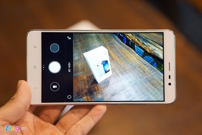 Máy có camera chính 13 MP và máy ảnh trước 5 MP.