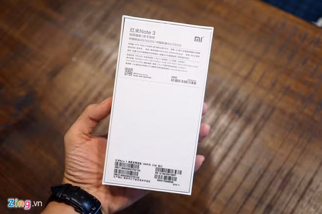 Theo anh Trần Trung Tuyển, chủ cửa hàng Bạch Long (TP HCM), model 16 GB có giá 3,99 triệu đồng và bản 32 GB giá 4,99 triệu.