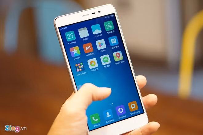 Redmi Note 3 sở hữu giao diện MiUI 7, dựa trên nền tảng Android 5.0.2. Trên giao diện này, Xiaomi sử dụng font nét mảnh và loại bỏ nhiều chi tiết không cần thiết, mang lại cảm giác thoáng và sạch hơn cả giao diện material design trên Android gốc.