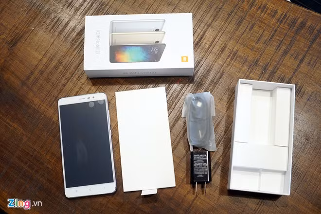 Redmi Note 3 đi kèm sạc và cáp. Máy không có tai nghe.